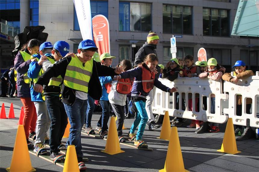 Sinn für Gefahren bei Grundschülern schärfen Mit vielen Geschicklichkeitsspielen versuchen Polizei und Verkehrswachtauf der Verkehrssicherheitsmeile die Kinder für die Gefahren im Straßenverkehr zu sensibilisieren.