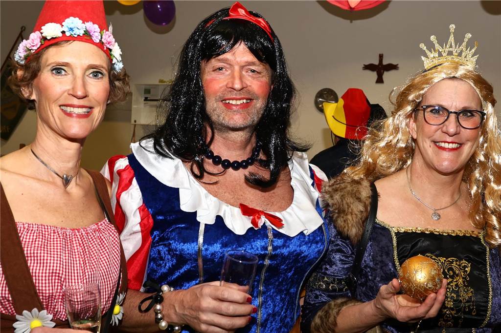 Mit vielen toll kostümierten Gästen feierte der Bürger- und Schützenverein Alt Hamm-Bossendorf im Gemeindehaus seine traditionelle Karnevalsparty. Highlight des Abends war der Einzug der Throngemeinschaft, die als Cowboymannschaft mit ihren Steckenpferden die Stimmung im Saal zum Kochen brachte.