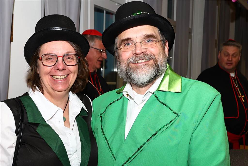 Mit vielen toll kostümierten Gästen feierte der Bürger- und Schützenverein Alt Hamm-Bossendorf im Gemeindehaus seine traditionelle Karnevalsparty. Highlight des Abends war der Einzug der Throngemeinschaft, die als Cowboymannschaft mit ihren Steckenpferden die Stimmung im Saal zum Kochen brachte.