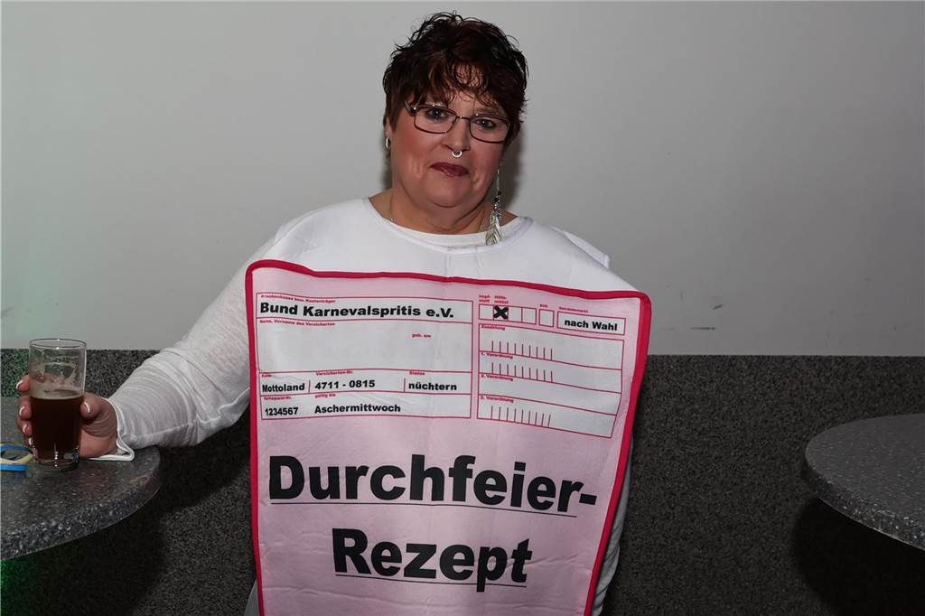 Mit vielen toll kostümierten Gästen feierte der Bürger- und Schützenverein Alt Hamm-Bossendorf im Gemeindehaus seine traditionelle Karnevalsparty. Highlight des Abends war der Einzug der Throngemeinschaft, die als Cowboymannschaft mit ihren Steckenpferden die Stimmung im Saal zum Kochen brachte.