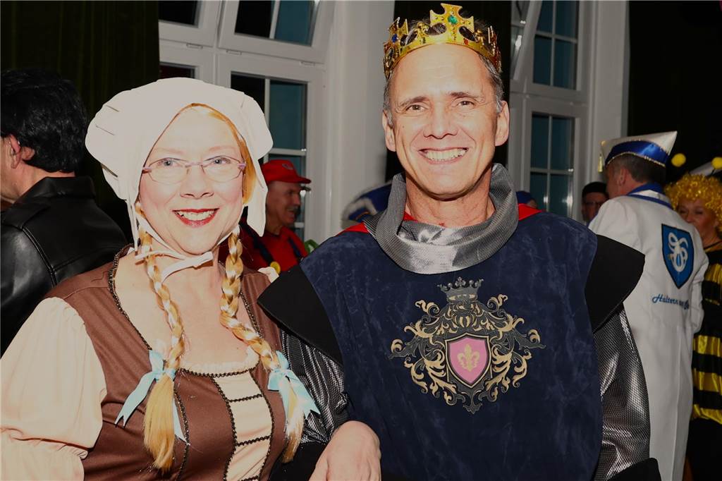Mit vielen toll kostümierten Gästen feierte der Bürger- und Schützenverein Alt Hamm-Bossendorf im Gemeindehaus seine traditionelle Karnevalsparty. Highlight des Abends war der Einzug der Throngemeinschaft, die als Cowboymannschaft mit ihren Steckenpferden die Stimmung im Saal zum Kochen brachte.