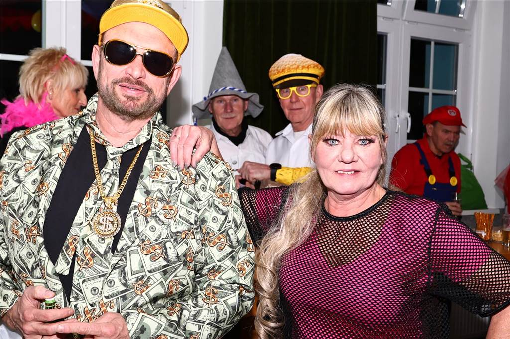 Mit vielen toll kostümierten Gästen feierte der Bürger- und Schützenverein Alt Hamm-Bossendorf im Gemeindehaus seine traditionelle Karnevalsparty. Highlight des Abends war der Einzug der Throngemeinschaft, die als Cowboymannschaft mit ihren Steckenpferden die Stimmung im Saal zum Kochen brachte.