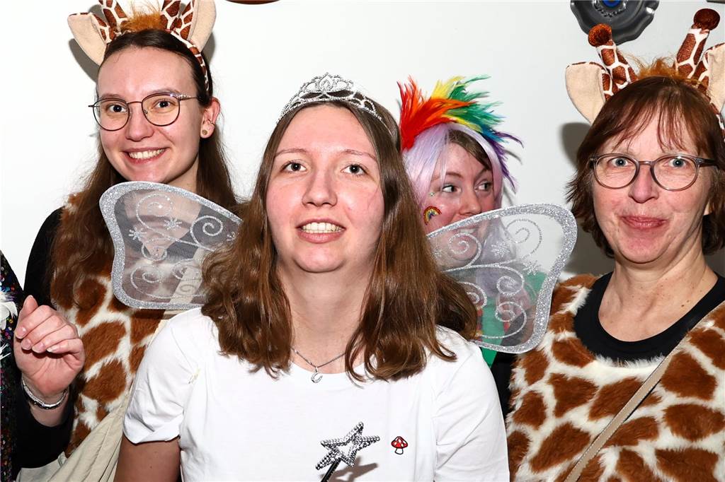 Mit vielen toll kostümierten Gästen feierte der Bürger- und Schützenverein Alt Hamm-Bossendorf im Gemeindehaus seine traditionelle Karnevalsparty. Highlight des Abends war der Einzug der Throngemeinschaft, die als Cowboymannschaft mit ihren Steckenpferden die Stimmung im Saal zum Kochen brachte.