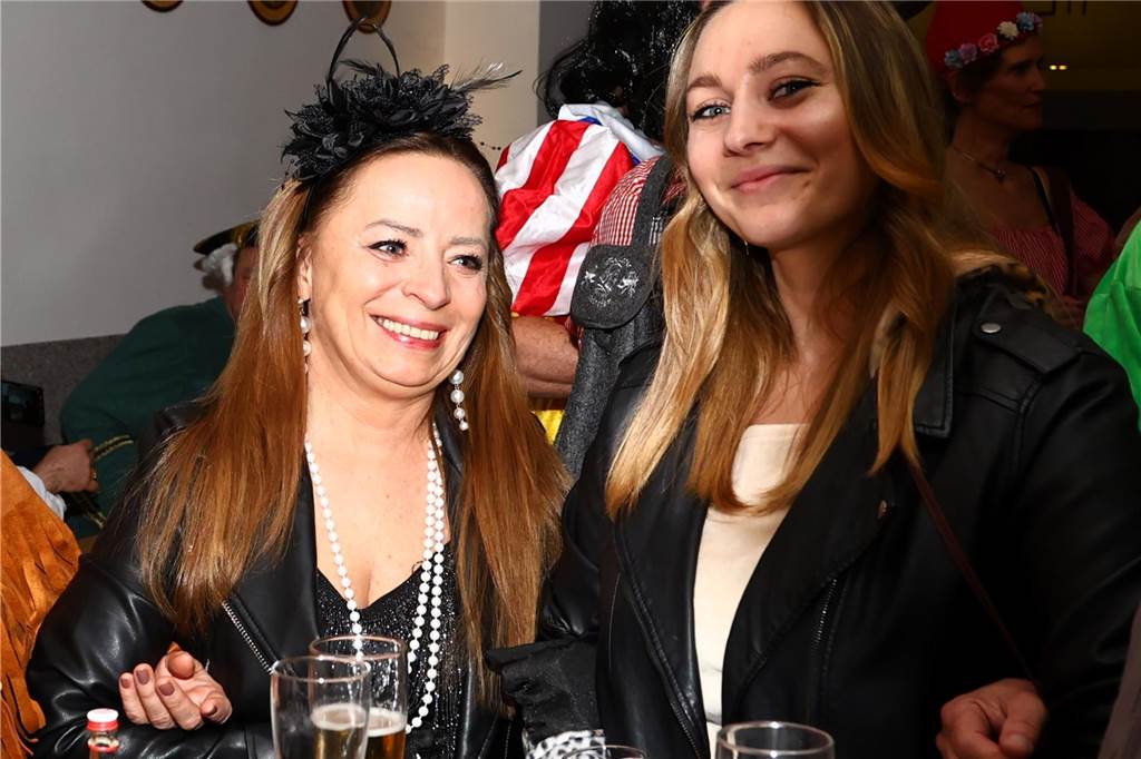 Mit vielen toll kostümierten Gästen feierte der Bürger- und Schützenverein Alt Hamm-Bossendorf im Gemeindehaus seine traditionelle Karnevalsparty. Highlight des Abends war der Einzug der Throngemeinschaft, die als Cowboymannschaft mit ihren Steckenpferden die Stimmung im Saal zum Kochen brachte.