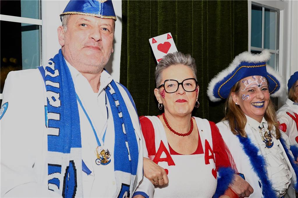 Mit vielen toll kostümierten Gästen feierte der Bürger- und Schützenverein Alt Hamm-Bossendorf im Gemeindehaus seine traditionelle Karnevalsparty. Highlight des Abends war der Einzug der Throngemeinschaft, die als Cowboymannschaft mit ihren Steckenpferden die Stimmung im Saal zum Kochen brachte.