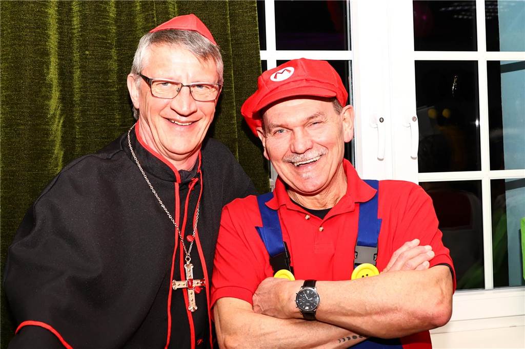 Mit vielen toll kostümierten Gästen feierte der Bürger- und Schützenverein Alt Hamm-Bossendorf im Gemeindehaus seine traditionelle Karnevalsparty. Highlight des Abends war der Einzug der Throngemeinschaft, die als Cowboymannschaft mit ihren Steckenpferden die Stimmung im Saal zum Kochen brachte.