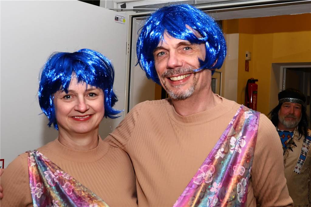 Mit vielen toll kostümierten Gästen feierte der Bürger- und Schützenverein Alt Hamm-Bossendorf im Gemeindehaus seine traditionelle Karnevalsparty. Highlight des Abends war der Einzug der Throngemeinschaft, die als Cowboymannschaft mit ihren Steckenpferden die Stimmung im Saal zum Kochen brachte.