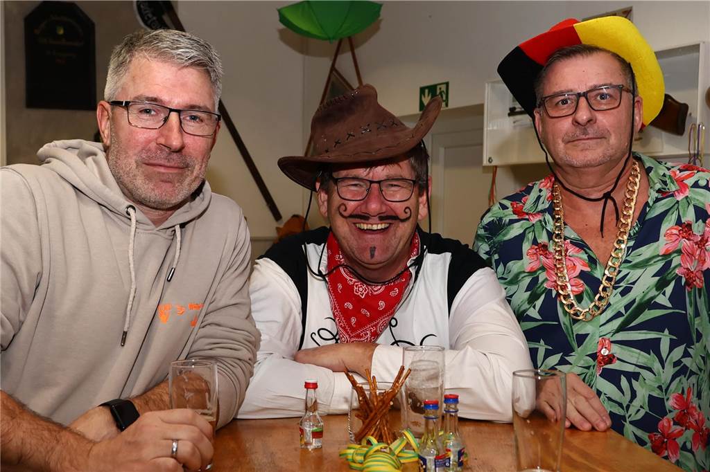 Mit vielen toll kostümierten Gästen feierte der Bürger- und Schützenverein Alt Hamm-Bossendorf im Gemeindehaus seine traditionelle Karnevalsparty. Highlight des Abends war der Einzug der Throngemeinschaft, die als Cowboymannschaft mit ihren Steckenpferden die Stimmung im Saal zum Kochen brachte.