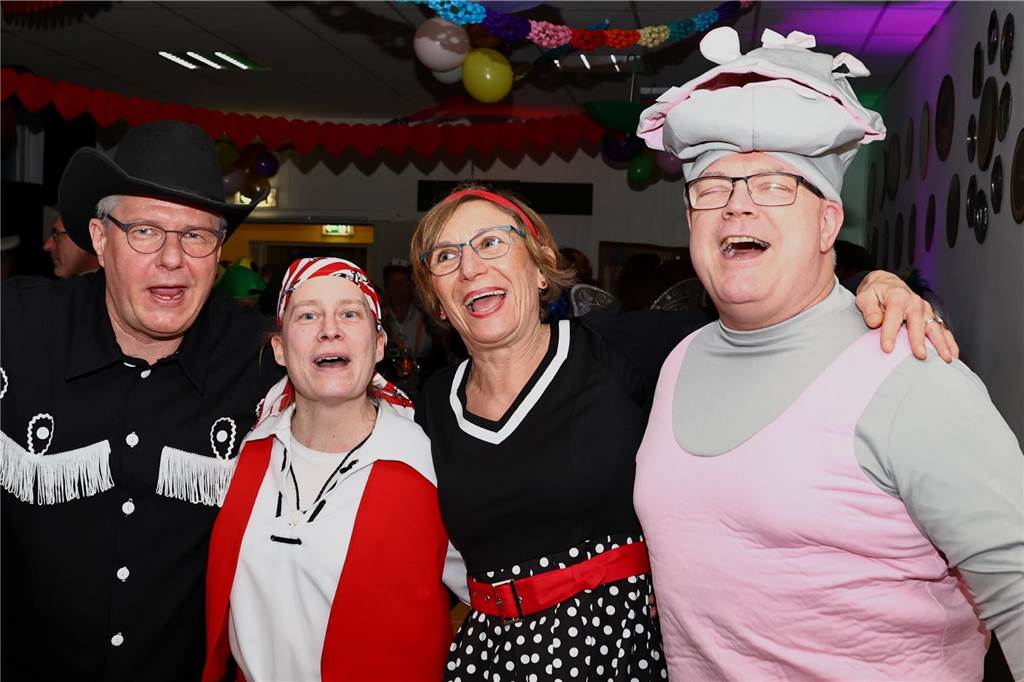 Mit vielen toll kostümierten Gästen feierte der Bürger- und Schützenverein Alt Hamm-Bossendorf im Gemeindehaus seine traditionelle Karnevalsparty. Highlight des Abends war der Einzug der Throngemeinschaft, die als Cowboymannschaft mit ihren Steckenpferden die Stimmung im Saal zum Kochen brachte.