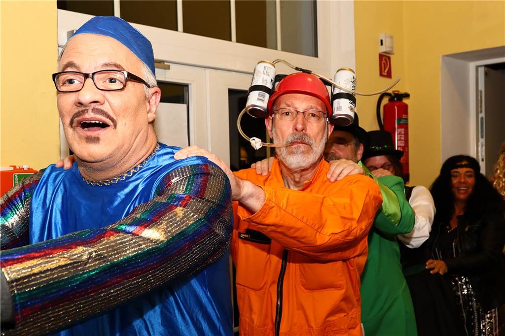 Mit vielen toll kostümierten Gästen feierte der Bürger- und Schützenverein Alt Hamm-Bossendorf im Gemeindehaus seine traditionelle Karnevalsparty. Highlight des Abends war der Einzug der Throngemeinschaft, die als Cowboymannschaft mit ihren Steckenpferden die Stimmung im Saal zum Kochen brachte.