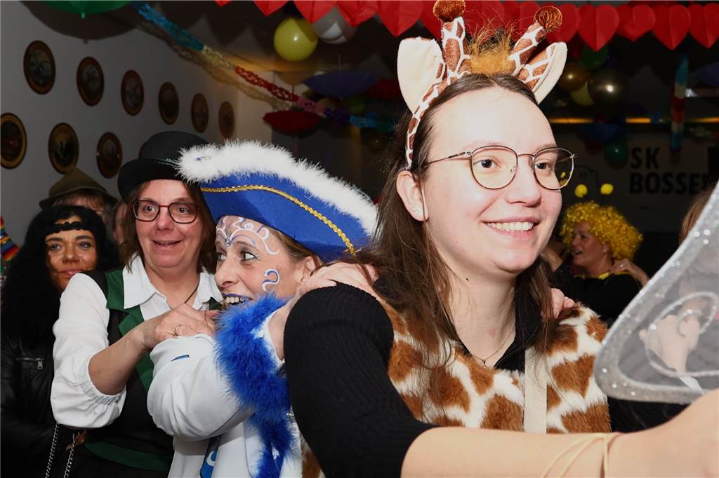 Mit vielen toll kostümierten Gästen feierte der Bürger- und Schützenverein Alt Hamm-Bossendorf im Gemeindehaus seine traditionelle Karnevalsparty. Highlight des Abends war der Einzug der Throngemeinschaft, die als Cowboymannschaft mit ihren Steckenpferden die Stimmung im Saal zum Kochen brachte.