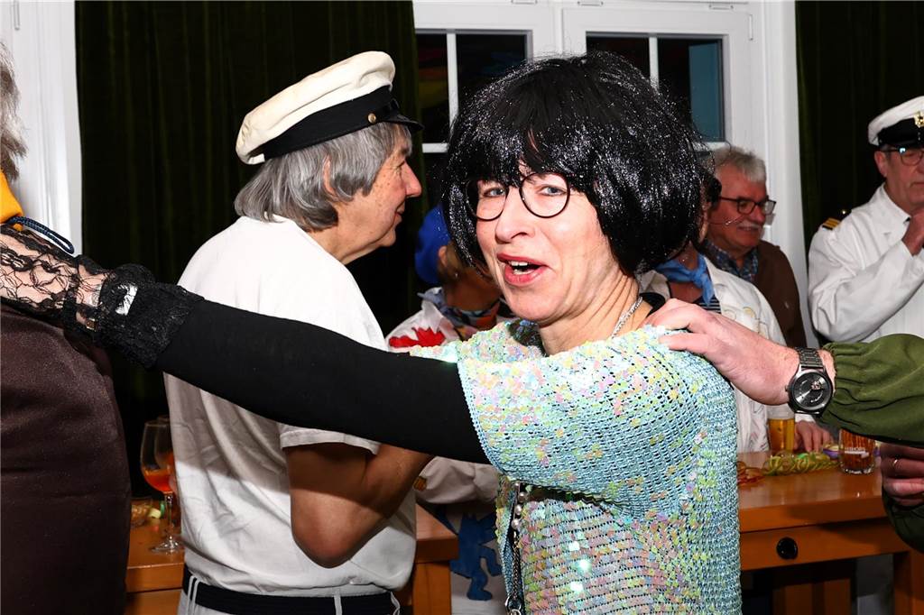 Mit vielen toll kostümierten Gästen feierte der Bürger- und Schützenverein Alt Hamm-Bossendorf im Gemeindehaus seine traditionelle Karnevalsparty. Highlight des Abends war der Einzug der Throngemeinschaft, die als Cowboymannschaft mit ihren Steckenpferden die Stimmung im Saal zum Kochen brachte.