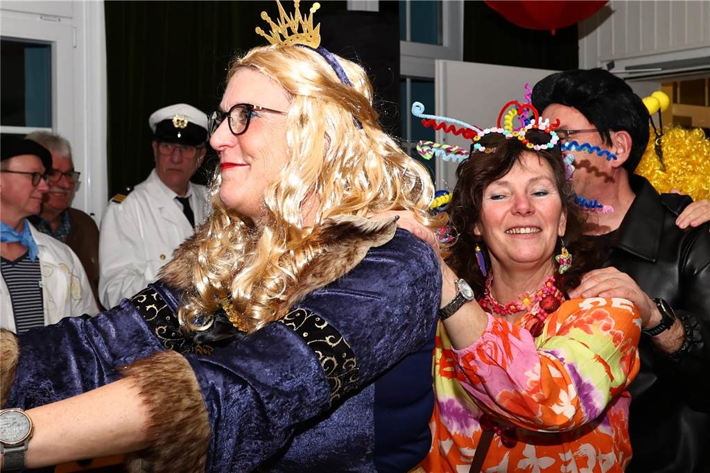 Mit vielen toll kostümierten Gästen feierte der Bürger- und Schützenverein Alt Hamm-Bossendorf im Gemeindehaus seine traditionelle Karnevalsparty. Highlight des Abends war der Einzug der Throngemeinschaft, die als Cowboymannschaft mit ihren Steckenpferden die Stimmung im Saal zum Kochen brachte.