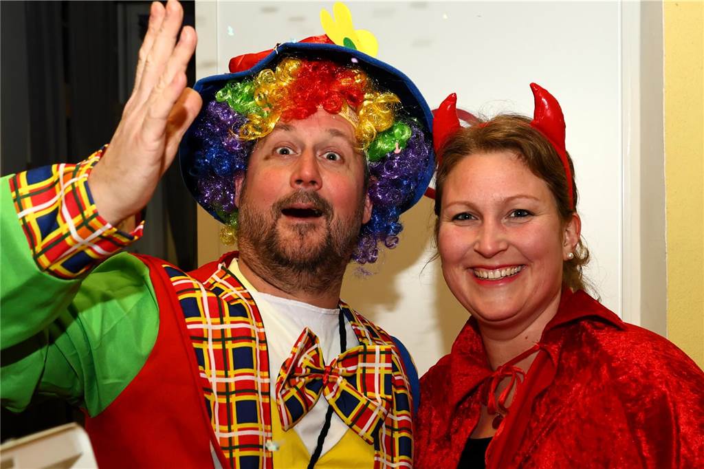 Mit vielen toll kostümierten Gästen feierte der Bürger- und Schützenverein Alt Hamm-Bossendorf im Gemeindehaus seine traditionelle Karnevalsparty. Highlight des Abends war der Einzug der Throngemeinschaft, die als Cowboymannschaft mit ihren Steckenpferden die Stimmung im Saal zum Kochen brachte.