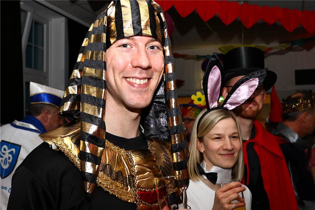 Mit vielen toll kostümierten Gästen feierte der Bürger- und Schützenverein Alt Hamm-Bossendorf im Gemeindehaus seine traditionelle Karnevalsparty. Highlight des Abends war der Einzug der Throngemeinschaft, die als Cowboymannschaft mit ihren Steckenpferden die Stimmung im Saal zum Kochen brachte.