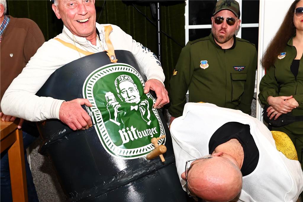 Mit vielen toll kostümierten Gästen feierte der Bürger- und Schützenverein Alt Hamm-Bossendorf im Gemeindehaus seine traditionelle Karnevalsparty. Highlight des Abends war der Einzug der Throngemeinschaft, die als Cowboymannschaft mit ihren Steckenpferden die Stimmung im Saal zum Kochen brachte.