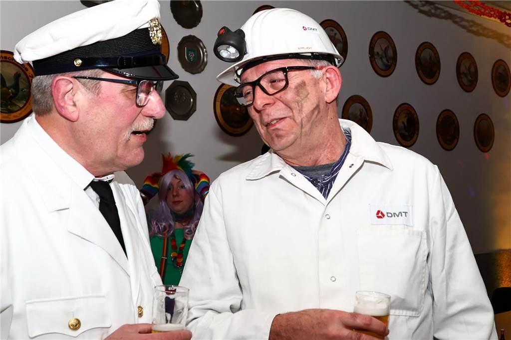 Mit vielen toll kostümierten Gästen feierte der Bürger- und Schützenverein Alt Hamm-Bossendorf im Gemeindehaus seine traditionelle Karnevalsparty. Highlight des Abends war der Einzug der Throngemeinschaft, die als Cowboymannschaft mit ihren Steckenpferden die Stimmung im Saal zum Kochen brachte.