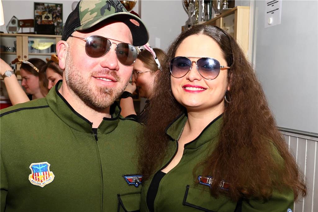 Mit vielen toll kostümierten Gästen feierte der Bürger- und Schützenverein Alt Hamm-Bossendorf im Gemeindehaus seine traditionelle Karnevalsparty. Highlight des Abends war der Einzug der Throngemeinschaft, die als Cowboymannschaft mit ihren Steckenpferden die Stimmung im Saal zum Kochen brachte.