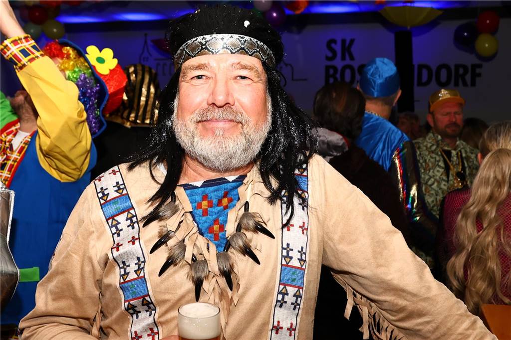 Mit vielen toll kostümierten Gästen feierte der Bürger- und Schützenverein Alt Hamm-Bossendorf im Gemeindehaus seine traditionelle Karnevalsparty. Highlight des Abends war der Einzug der Throngemeinschaft, die als Cowboymannschaft mit ihren Steckenpferden die Stimmung im Saal zum Kochen brachte.