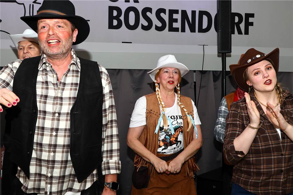 Mit vielen toll kostümierten Gästen feierte der Bürger- und Schützenverein Alt Hamm-Bossendorf im Gemeindehaus seine traditionelle Karnevalsparty. Highlight des Abends war der Einzug der Throngemeinschaft, die als Cowboymannschaft mit ihren Steckenpferden die Stimmung im Saal zum Kochen brachte.
