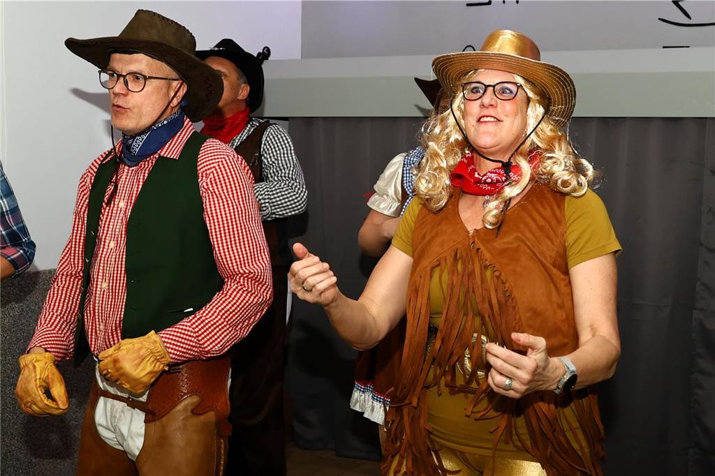 Mit vielen toll kostümierten Gästen feierte der Bürger- und Schützenverein Alt Hamm-Bossendorf im Gemeindehaus seine traditionelle Karnevalsparty. Highlight des Abends war der Einzug der Throngemeinschaft, die als Cowboymannschaft mit ihren Steckenpferden die Stimmung im Saal zum Kochen brachte.