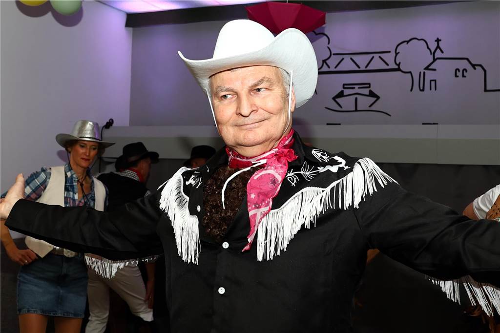 Mit vielen toll kostümierten Gästen feierte der Bürger- und Schützenverein Alt Hamm-Bossendorf im Gemeindehaus seine traditionelle Karnevalsparty. Highlight des Abends war der Einzug der Throngemeinschaft, die als Cowboymannschaft mit ihren Steckenpferden die Stimmung im Saal zum Kochen brachte.