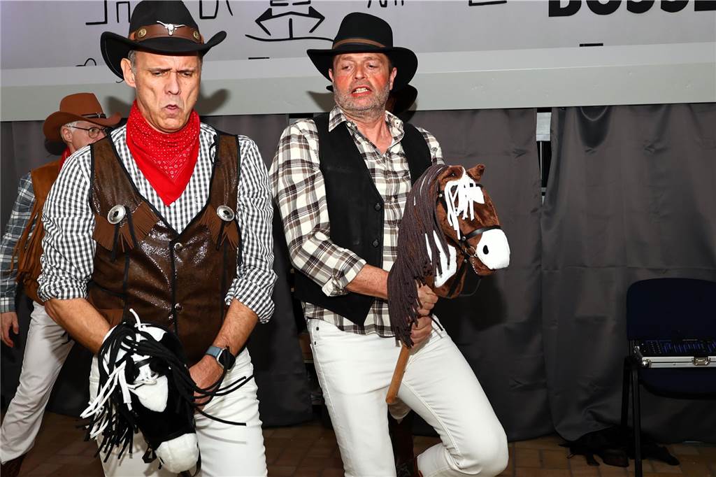 Mit vielen toll kostümierten Gästen feierte der Bürger- und Schützenverein Alt Hamm-Bossendorf im Gemeindehaus seine traditionelle Karnevalsparty. Highlight des Abends war der Einzug der Throngemeinschaft, die als Cowboymannschaft mit ihren Steckenpferden die Stimmung im Saal zum Kochen brachte.