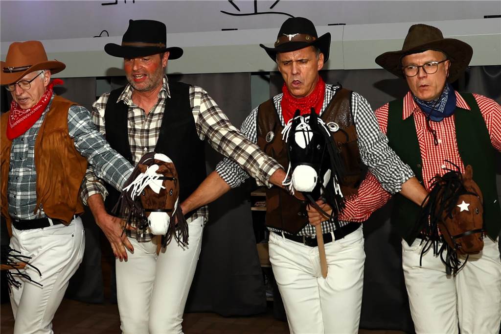 Mit vielen toll kostümierten Gästen feierte der Bürger- und Schützenverein Alt Hamm-Bossendorf im Gemeindehaus seine traditionelle Karnevalsparty. Highlight des Abends war der Einzug der Throngemeinschaft, die als Cowboymannschaft mit ihren Steckenpferden die Stimmung im Saal zum Kochen brachte.
