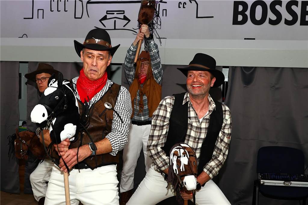 Mit vielen toll kostümierten Gästen feierte der Bürger- und Schützenverein Alt Hamm-Bossendorf im Gemeindehaus seine traditionelle Karnevalsparty. Highlight des Abends war der Einzug der Throngemeinschaft, die als Cowboymannschaft mit ihren Steckenpferden die Stimmung im Saal zum Kochen brachte.