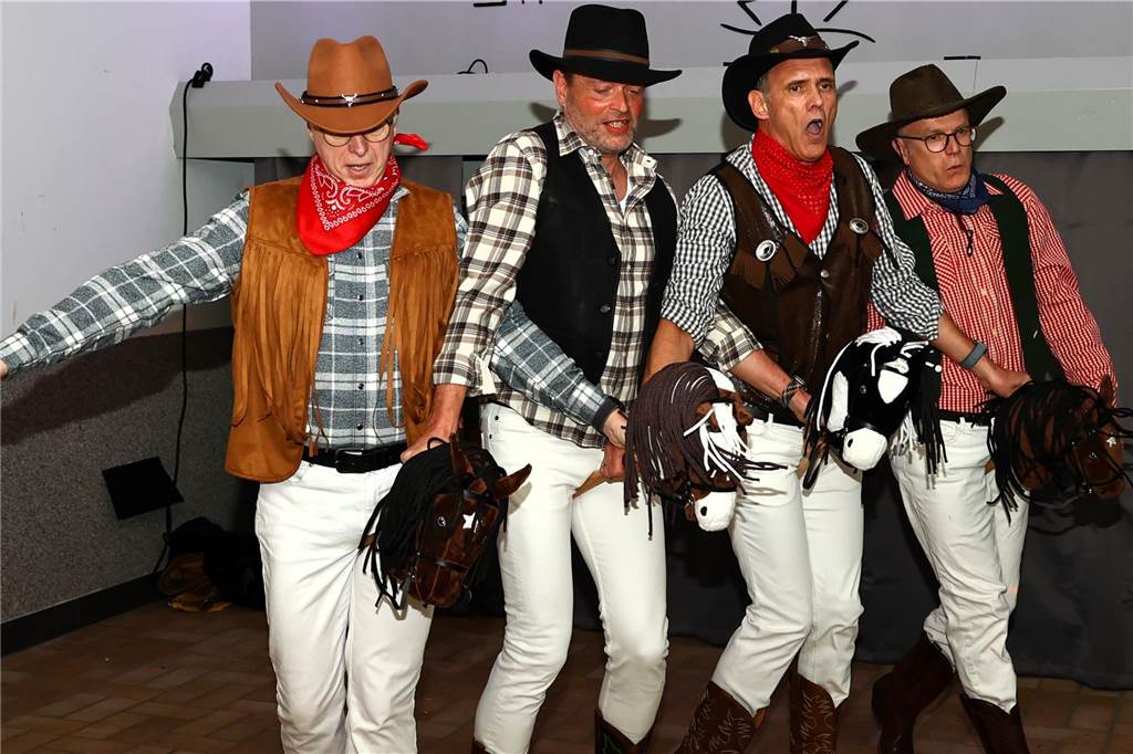 Mit vielen toll kostümierten Gästen feierte der Bürger- und Schützenverein Alt Hamm-Bossendorf im Gemeindehaus seine traditionelle Karnevalsparty. Highlight des Abends war der Einzug der Throngemeinschaft, die als Cowboymannschaft mit ihren Steckenpferden die Stimmung im Saal zum Kochen brachte.