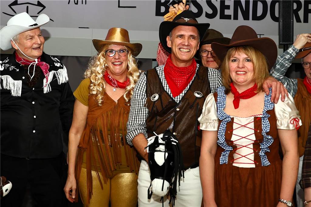 Mit vielen toll kostümierten Gästen feierte der Bürger- und Schützenverein Alt Hamm-Bossendorf im Gemeindehaus seine traditionelle Karnevalsparty. Highlight des Abends war der Einzug der Throngemeinschaft, die als Cowboymannschaft mit ihren Steckenpferden die Stimmung im Saal zum Kochen brachte.