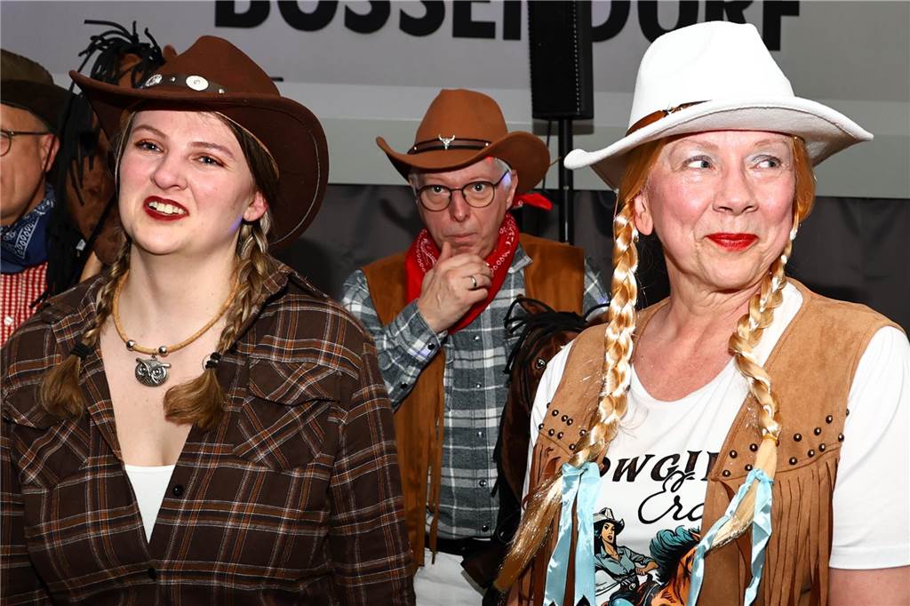 Mit vielen toll kostümierten Gästen feierte der Bürger- und Schützenverein Alt Hamm-Bossendorf im Gemeindehaus seine traditionelle Karnevalsparty. Highlight des Abends war der Einzug der Throngemeinschaft, die als Cowboymannschaft mit ihren Steckenpferden die Stimmung im Saal zum Kochen brachte.