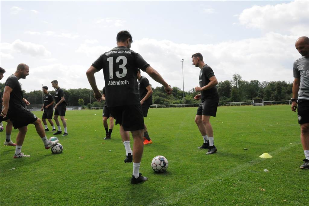 Mit vier externen Neuzugängen und vier Spielern aus der eigenen A-Jugend als Verstärkungen ist der TuS Haltern am See in die Vorbereitung auf die Westfalenliga-Saison 2023/24 gestartet.