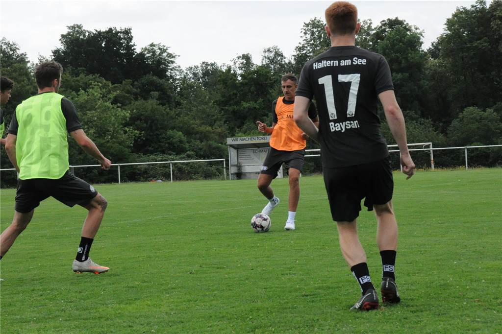 Mit vier externen Neuzugängen und vier Spielern aus der eigenen A-Jugend als Verstärkungen ist der TuS Haltern am See in die Vorbereitung auf die Westfalenliga-Saison 2023/24 gestartet.