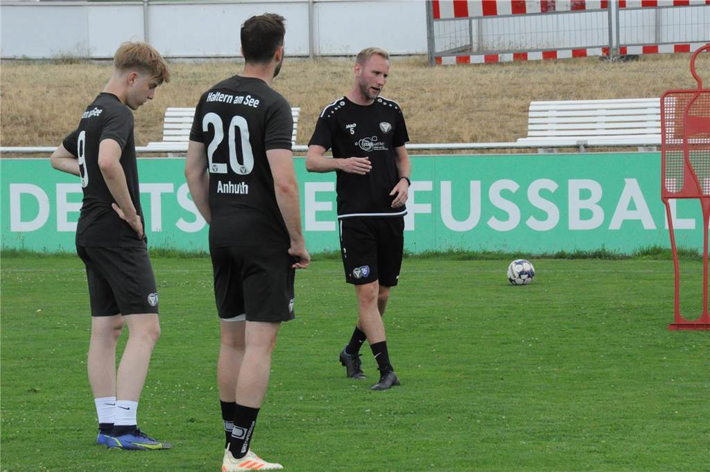 Mit vier externen Neuzugängen und vier Spielern aus der eigenen A-Jugend als Verstärkungen ist der TuS Haltern am See in die Vorbereitung auf die Westfalenliga-Saison 2023/24 gestartet.