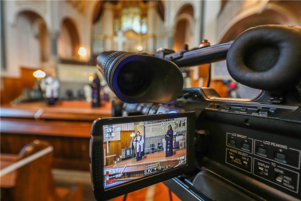 Seniorin guckt Internet-Gottesdienste: Gemeinsam beten, wo immer wir sind Mit vier Kameras fängt unser Video-Partner Sportlive e.V. das Gottesdienst-Geschehen ein.