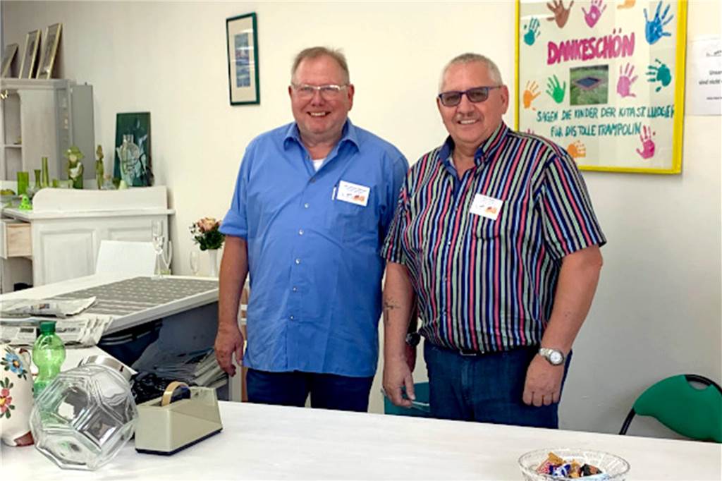 Besonderes Duo leitet Düt und Dat in Selm: Ein Vollzeitjob für 0 Cent Mit voller Freude sind Hans-Joachim Höhmann(links) und Dieter Melcher jeden Morgen für ihre Kunden da.