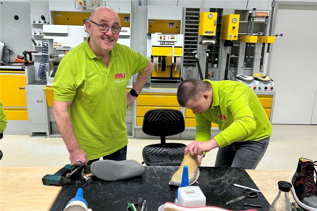 Mit voller Konzentration und unter Wolfgang Brörings wachsamen Augen: Felix Böcker bei der Arbeit an einem Leisten.