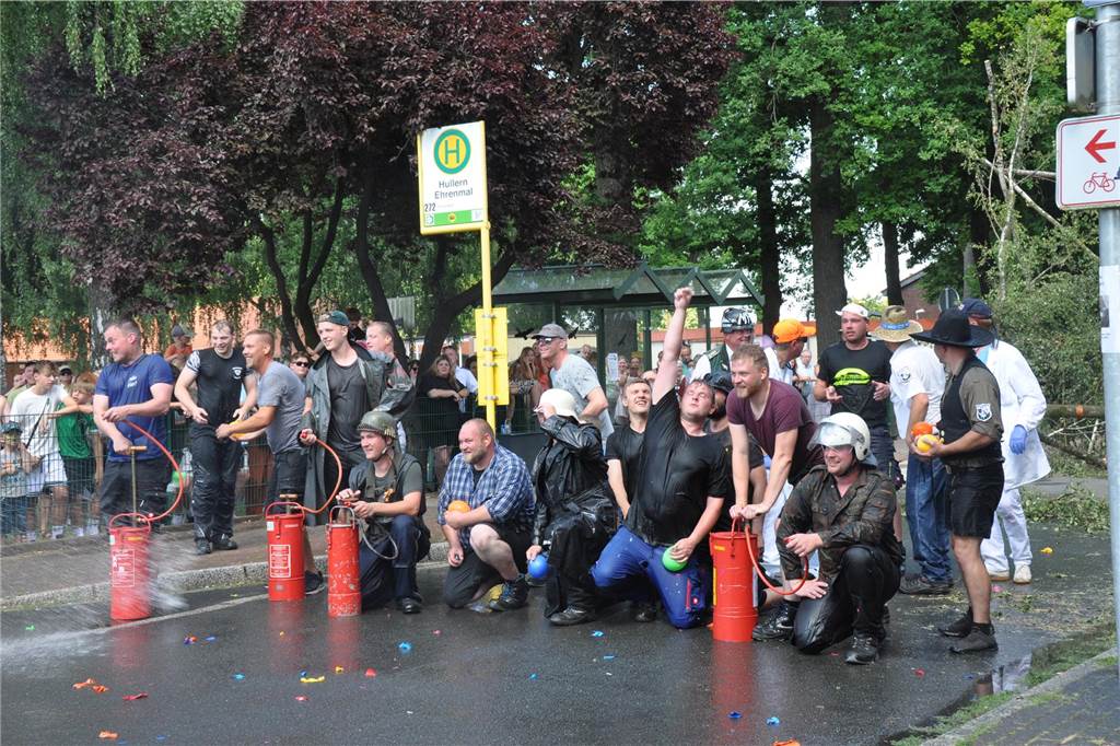Mit Wasser und Sägemehl bekämpften sich die Grenadiere und Partisanen beim traditionellen Schanzenstürmen in Hullern. Das Spektakel rundet das Schützenfest im Dorf ab.