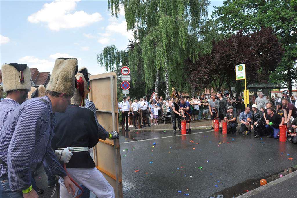 Mit Wasser und Sägemehl bekämpften sich die Grenadiere und Partisanen beim traditionellen Schanzenstürmen in Hullern. Das Spektakel rundet das Schützenfest im Dorf ab.