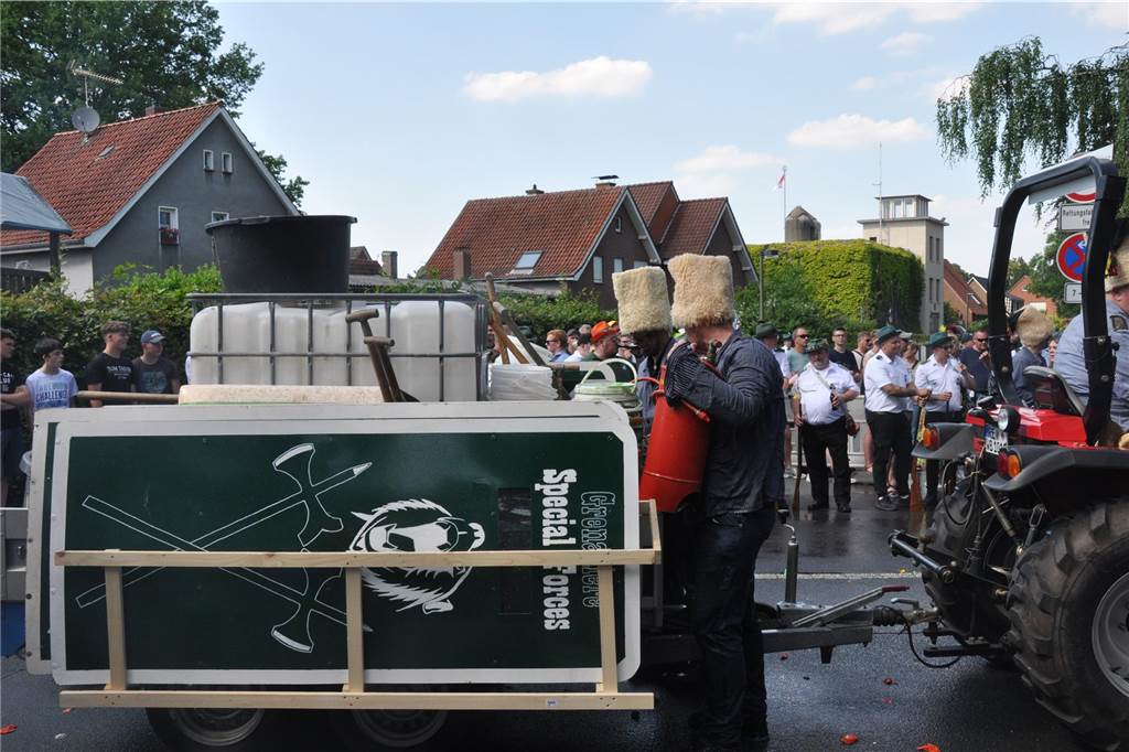 Mit Wasser und Sägemehl bekämpften sich die Grenadiere und Partisanen beim traditionellen Schanzenstürmen in Hullern. Das Spektakel rundet das Schützenfest im Dorf ab.