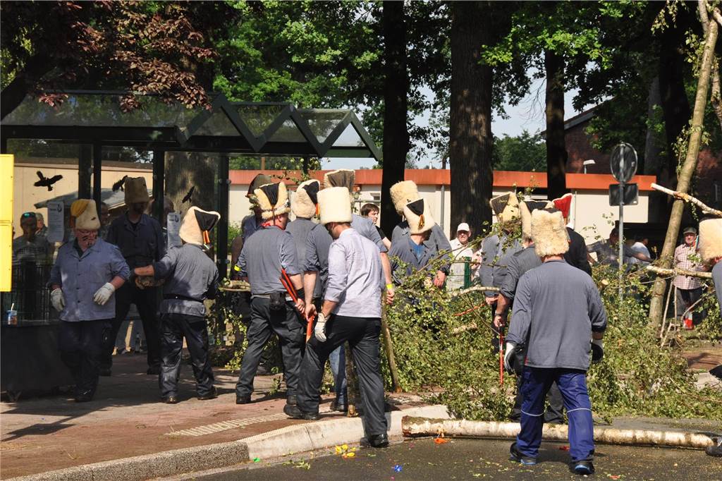 Mit Wasser und Sägemehl bekämpften sich die Grenadiere und Partisanen beim traditionellen Schanzenstürmen in Hullern. Das Spektakel rundet das Schützenfest im Dorf ab.