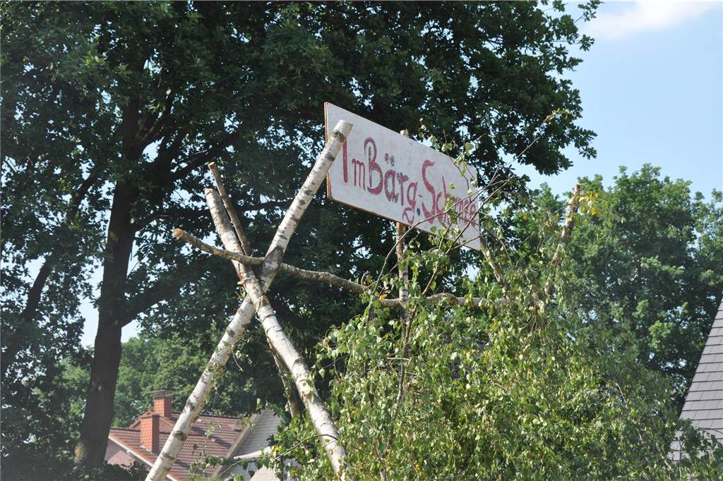 Mit Wasser und Sägemehl bekämpften sich die Grenadiere und Partisanen beim traditionellen Schanzenstürmen in Hullern. Das Spektakel rundet das Schützenfest im Dorf ab.