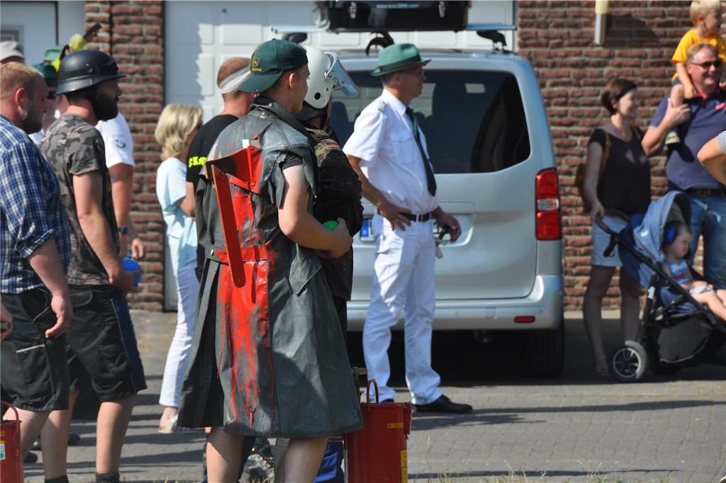 Mit Wasser und Sägemehl bekämpften sich die Grenadiere und Partisanen beim traditionellen Schanzenstürmen in Hullern. Das Spektakel rundet das Schützenfest im Dorf ab.