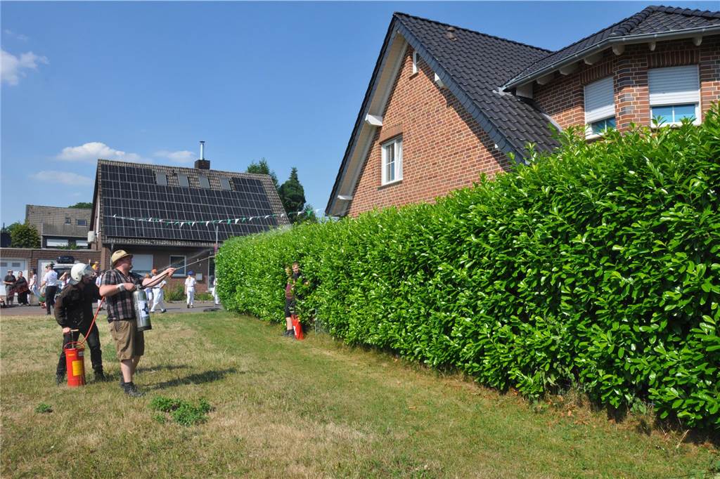 Mit Wasser und Sägemehl bekämpften sich die Grenadiere und Partisanen beim traditionellen Schanzenstürmen in Hullern. Das Spektakel rundet das Schützenfest im Dorf ab.