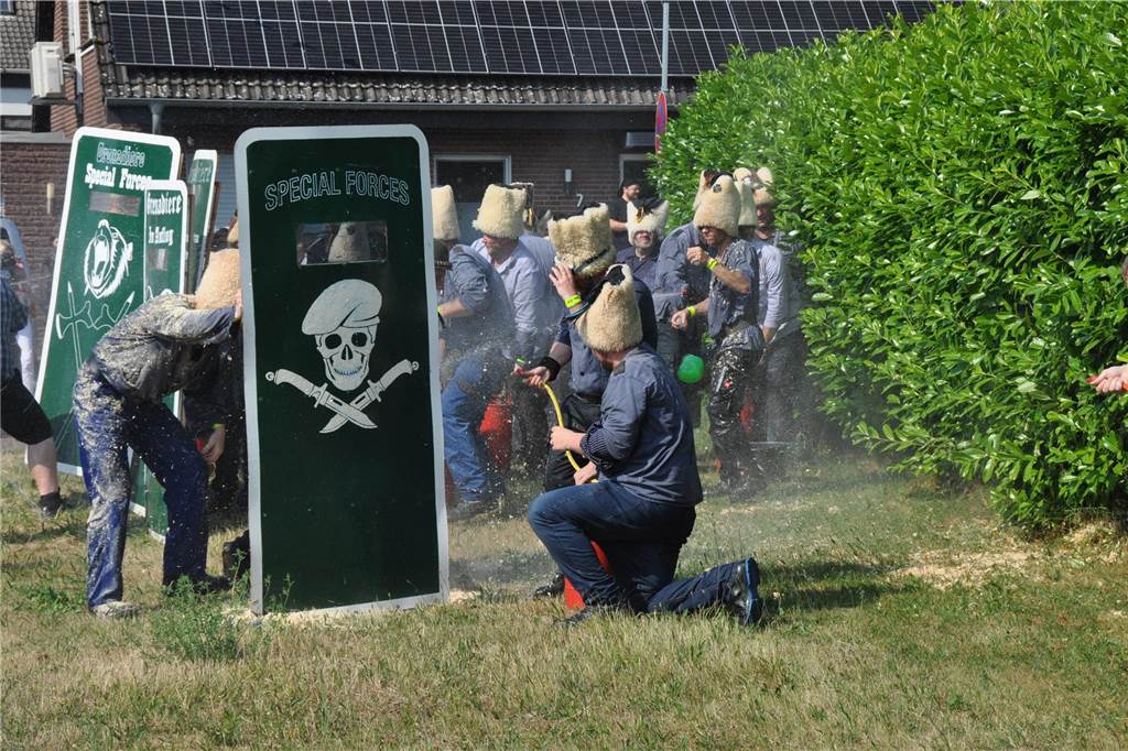 Mit Wasser und Sägemehl bekämpften sich die Grenadiere und Partisanen beim traditionellen Schanzenstürmen in Hullern. Das Spektakel rundet das Schützenfest im Dorf ab.