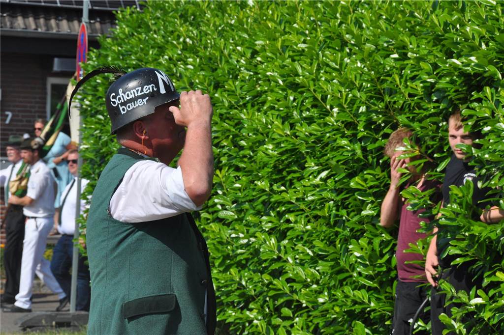 Mit Wasser und Sägemehl bekämpften sich die Grenadiere und Partisanen beim traditionellen Schanzenstürmen in Hullern. Das Spektakel rundet das Schützenfest im Dorf ab.