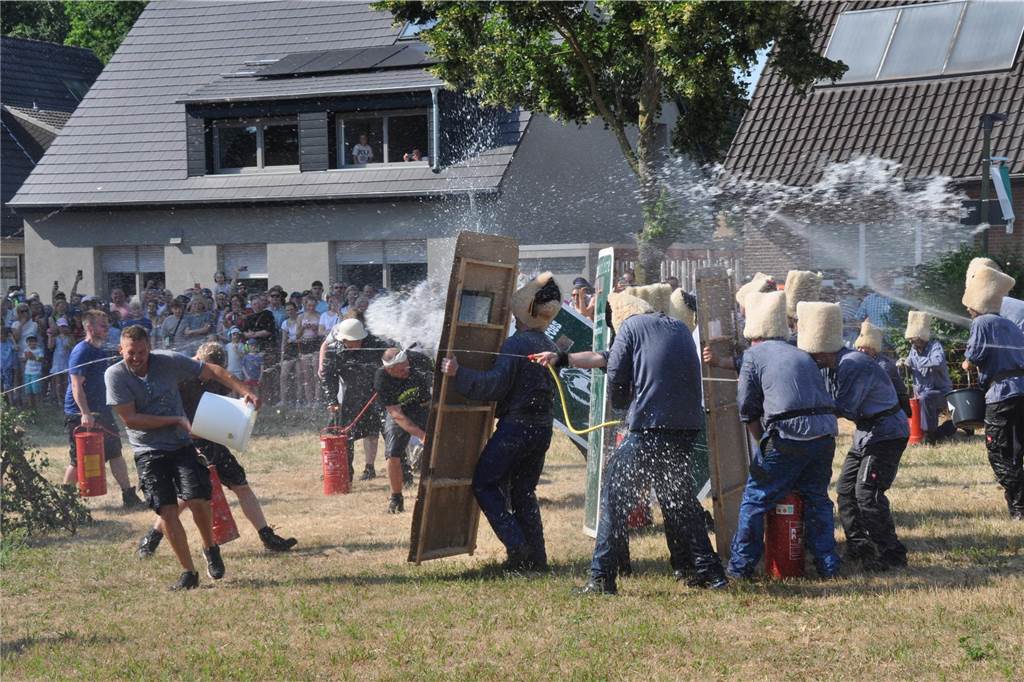 Mit Wasser und Sägemehl bekämpften sich die Grenadiere und Partisanen beim traditionellen Schanzenstürmen in Hullern. Das Spektakel rundet das Schützenfest im Dorf ab.