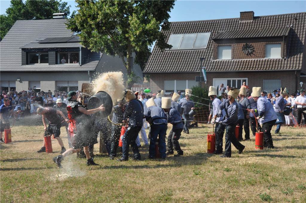 Mit Wasser und Sägemehl bekämpften sich die Grenadiere und Partisanen beim traditionellen Schanzenstürmen in Hullern. Das Spektakel rundet das Schützenfest im Dorf ab.