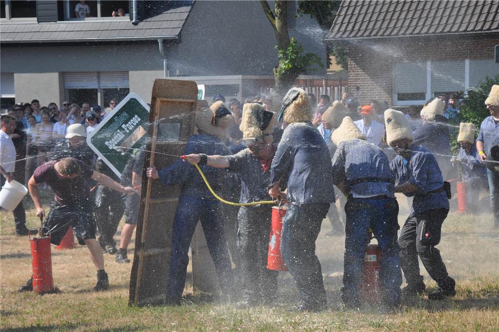 Mit Wasser und Sägemehl bekämpften sich die Grenadiere und Partisanen beim traditionellen Schanzenstürmen in Hullern. Das Spektakel rundet das Schützenfest im Dorf ab.